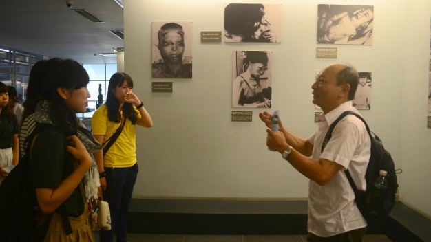 Giáo sư Bùi Chí Trung và sinh viên Nhật tại Bảo tàng Chứng tích chiến tranh TP.HCM hè 2014 - Ảnh: Đoàn Bảo Châu