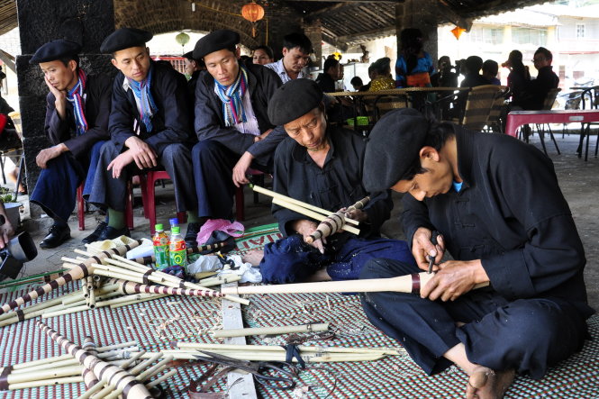 Các nghệ nhân chế tác khèn - Ảnh: T.L.M.H.