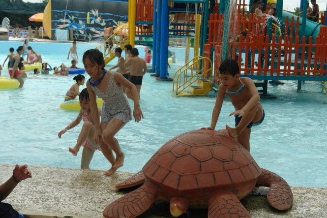 Hoạt động vui chơi ngoài trời không chỉ giúp ích thể chất mà còn rất tốt trong việc giảm áp lực học tập cho các em - Ảnh: L.N.M.