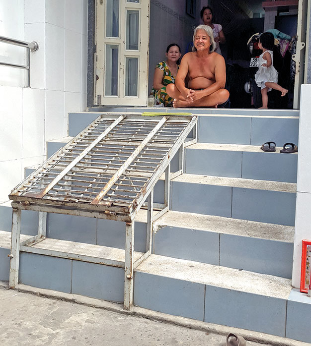 “Vua trên đồi” Huỳnh Thanh Xuân tại căn nhà với nền cao hơn 1,4m so với mặt bằng của ông - Ảnh: T.Tuấn