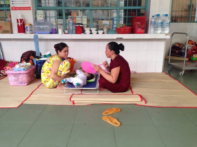 Ngoài tiền viện phí, thuốc thang... chi phí cho các dịch vụ ở bệnh viện làm tăng thêm gánh nặng cho người nhà bệnh nhân -Yến Trinh