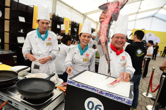 Đội KS Grand (Vũng Tàu) vui mừng khi mở chiếc hộp có con cá tầm -Quang Định