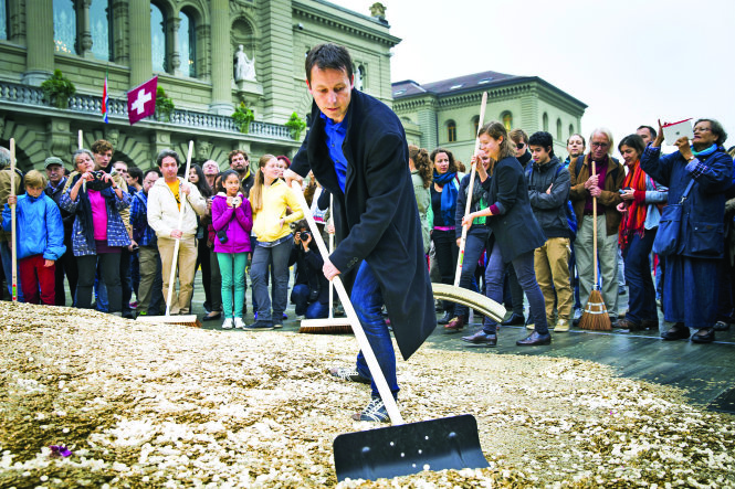 Thu nhập cơ bản vô điều kiện là một cách tái phân chia thu nhập một cách công bằng - khẩu hiệu của Tuần của thu nhập cơ bản thứ 8, tháng 9-2015 tại Thụy Sĩ                  -Felix Coeln