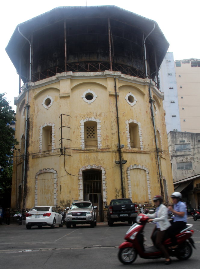 Đài nước 130 năm tuổi được xây từ thời Pháp giữ lại và công nhận là di tích cấp TP - Ảnh: Quang Khải