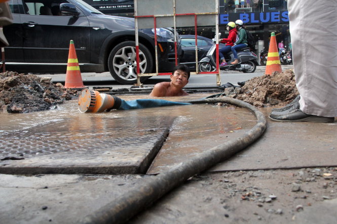 Tỷ lệ thất thoát nước cao góp phần đội giá nước cao. Trong ảnh: công nhân khắc phục sự cố bể ống nước trên đường Hai Bà Trưng, Q.1, TP.HCM năm 2014. Ảnh Quang Khải