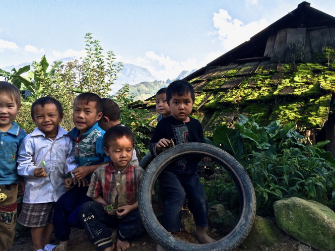 Những đứa trẻ ở Sa Pa trước ngôi nhà truyền thống được lợp bằng gỗ pơmu-P.Q.V.