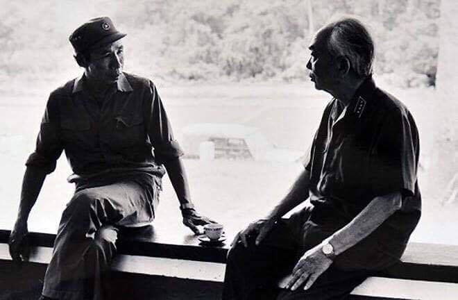 Đại tướng Võ Nguyên Giáp và nhà văn Hữu Mai -Trọng Thanh