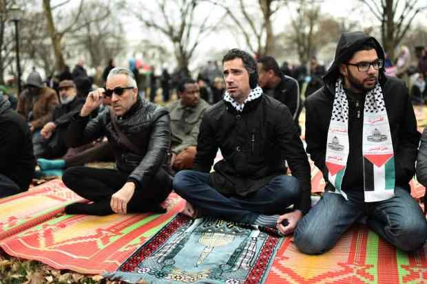 Các tín đồ Hồi giáo tập hợp trước Nhà Trắng ở thủ đô Washington (Mỹ) thứ sáu tuần trước để phản đối tuyên bố của ông Trump về Jerusalem -Ảnh: BBC