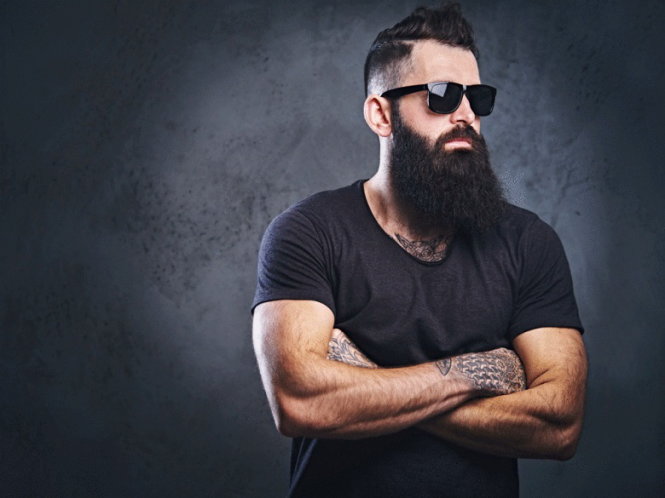 Một anh chàng cao 1,8m, có bộ râu quai nón rậm đen muốn được gọi là “cô”. Ảnh: Nationalpost