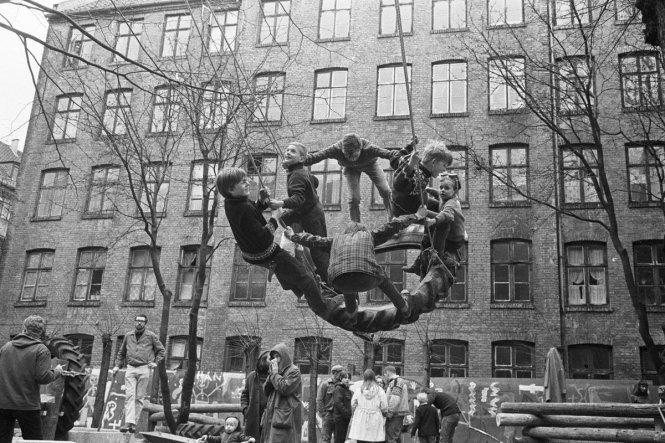 Trẻ em từng một thời được chơi đùa rất tự do. Ảnh: pinterest