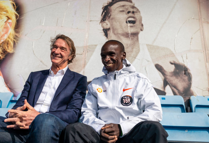 Nụ cười hạnh phúc của tỉ phú Ratcliffe (trái) và Kipchoge sau thành công của phi vụ marathon dưới 2 giờ. Ảnh: The Times