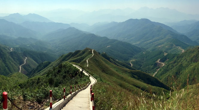 Những con đường vắt vẻo trên “sống lưng khủng long” của tuyến chinh phục những cộc mốc biên ải Bình Liêu