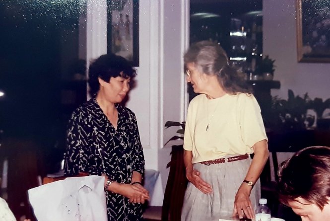 Nhà báo Nguyễn Thị Ngọc Hải trong cuộc gặp với người vợ của Norman Morrison.