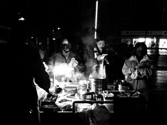 Mua đồ ăn sáng ở Thành Đô. Ảnh: Harry Chen