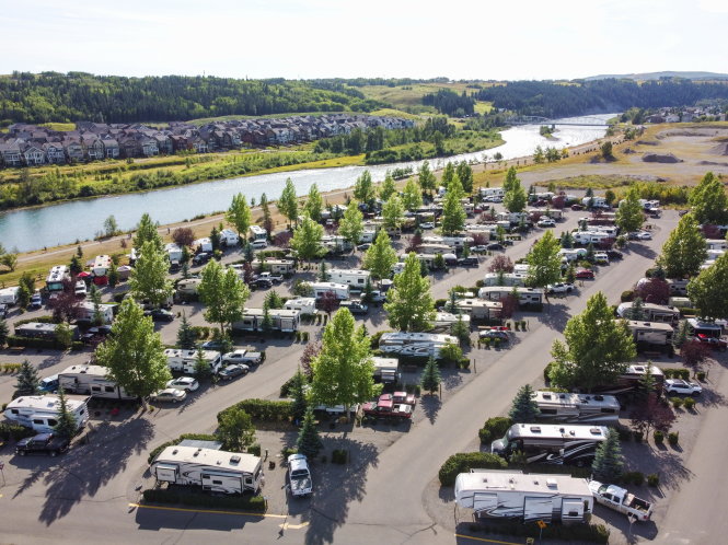 Toàn cảnh khu cắm trại Bow Rivers Edge Campground bên bờ sông Bow