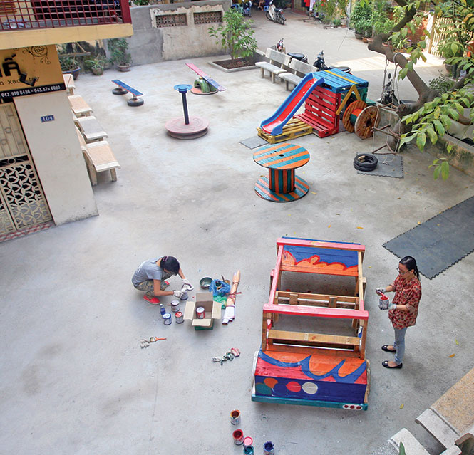 Sân chơi chỉ rộng khoảng 112m2 nhưng thuộc dạng hiếm ở Hà Nội “tấc đất tấc vàng” - Ảnh: Lê Bích