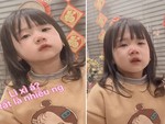 Bé gái khóc nức nở khi mẹ lấy mất tiền lì xì