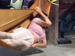 Cô gái ngã sấp mặt khi nằm võng