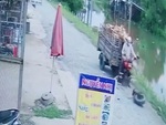 Tài xế hú hồn khi xe ba gác gãy bánh trước