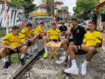 Dortmund 'nhập gia tùy tục', đi cà phê đường tàu khi vừa đến Việt Nam