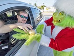 Cảnh sát hóa trang thành 'kẻ cắp Giáng sinh' phạt xe tranh giải... lư hương vàng