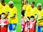 Bé trai Hàn Quốc sung sướng khi được Neymar xoa bóp vai