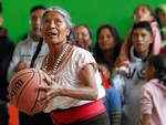 Cụ bà 71 tuổi chơi bóng rổ như ngôi sao NBA