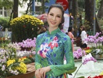 "Nữ hoàng ảnh lịch" Thanh Mai xúng xính áo dài đón Tết