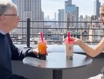 Bill Gates thưởng thức trà sữa cùng con gái