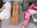 Ảnh vui 16-11: Vợ xây tường gạch 'cắt đôi' cái giường