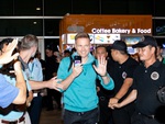 Thành viên Westlife ghi khoảnh khắc được fan Việt đón tại sân bay
