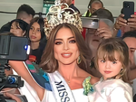 Miss Universe Colombia được chồng con ra sân bay tiễn đi thi