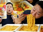 Choáng với hộp mì 'siêu to khổng lồ' 8 người ăn mới hết