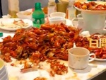 7 người Trung Quốc ăn 300 con cua, 80 phần tráng miệng, 50 quả sầu riêng