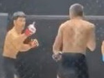 Võ sĩ giơ ngón tay thối rồi hạ knock out đối thủ