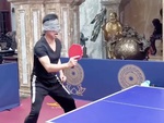 Ngọc Sơn bịt mắt đánh bóng bàn 'không trượt phát nào'