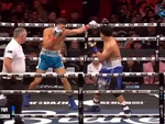 Võ sĩ 6 múi bị knock out vì khinh thường võ sĩ béo