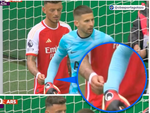 Sao Arsenal Ben White ‘giở trò’ siêu hài với găng thủ môn Tottenham