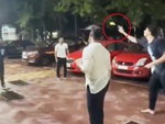 Nhóm thanh niên đánh cầu lông bằng điện thoại siêu hài hước