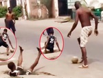 Bạn bè cười bò khi chàng trai đá bóng trên đường 3 lần lọt cống