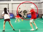Chàng trai dùng ‘bảo hộ’ hài hước khi chơi cầu lông cùng bạn gái