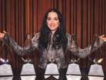 Katy Perry nhận "mưa kim cương"
