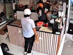 Nhân viên bán trà sữa ngơ ngác khi bị khách troll