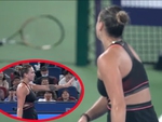 Aryna Sabalenka ném vợt xả giận suýt trúng ball kid