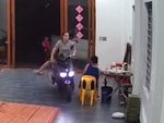 Chồng hú hồn chim én khi thấy vợ dắt xe máy vào nhà một nốt nhạc
