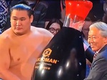 Võ sĩ sumo Hoshoryu được tặng chai nước tương ‘siêu to khổng lồ’