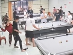 Hai thanh niên trốn chui trốn nhủi khi chơi bida bị phụ huynh tìm