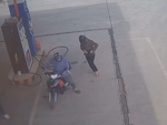 Vợ ngơ ngác khi bị chồng bỏ quên ở cây xăng