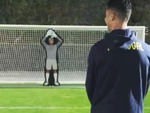 Ronaldo dùng trí thông minh đánh bại thủ môn robot siêu tốc
