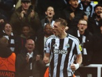 Dan Burn của Newcastle gây sốt với siêu phẩm bằng đầu ở Champions League